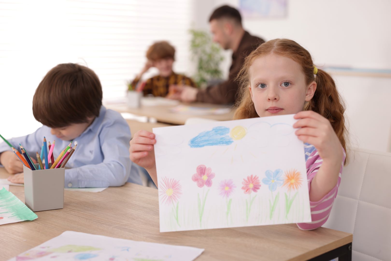 Fată arată desenul