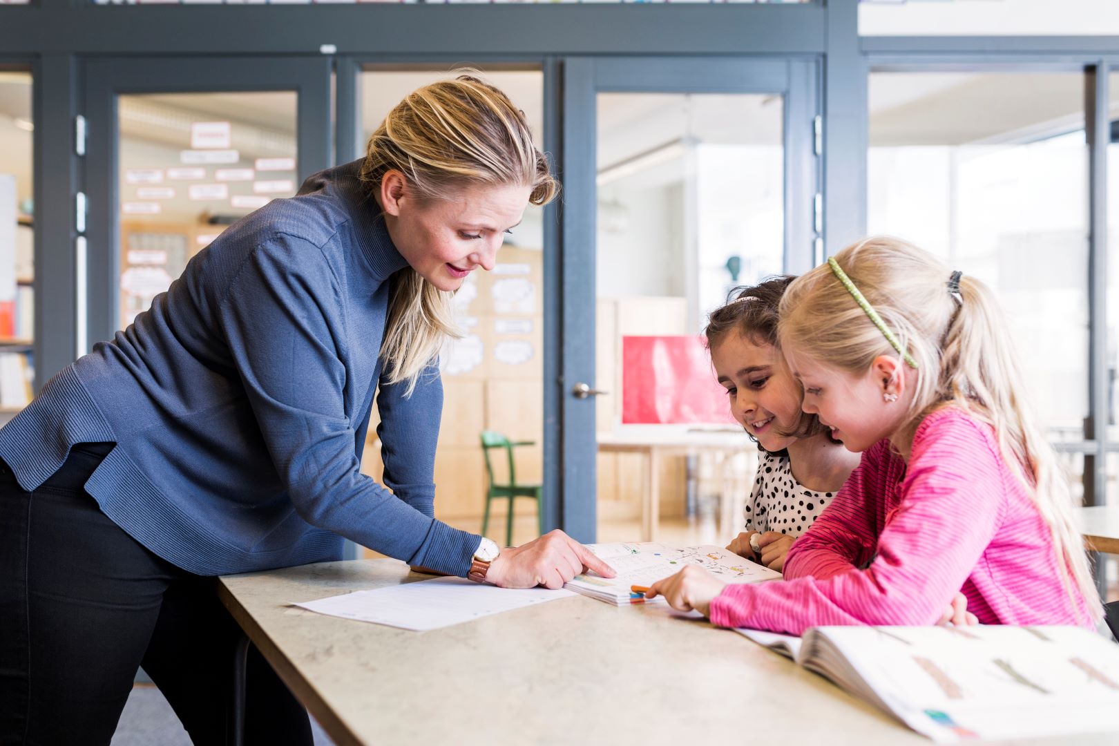 Profesoară ajutând fete